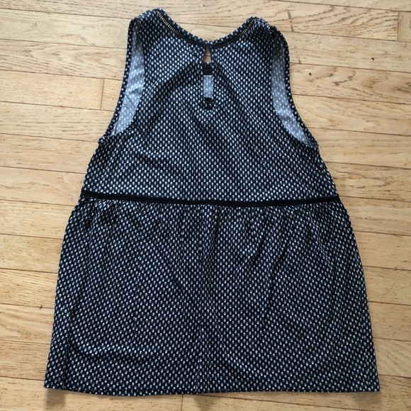 Old Navy b/w summer top. - Picture 2 of 9